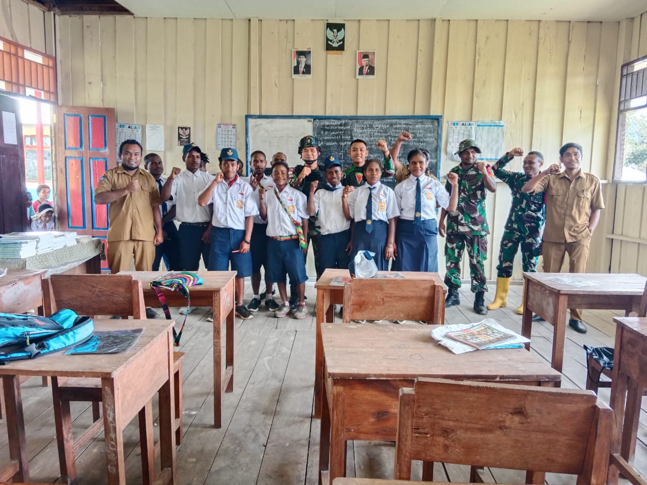 Satgas TNI Bagikan Tas Sekolah dan Buku untuk Anak-Anak di Papua