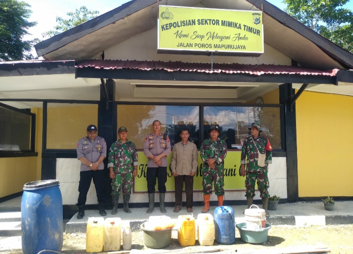  Operasi Gabungan TNI-Polri dan Pemerintah Distrik Miktim Sita Puluhan Liter Sopi