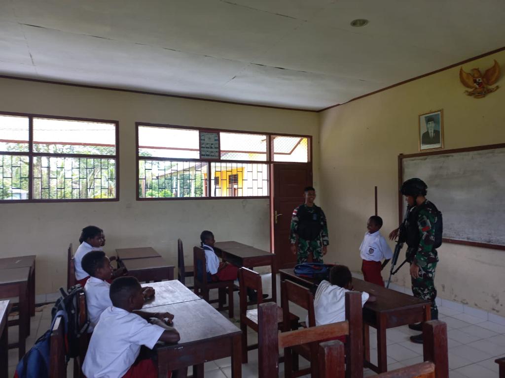 Anak-Anak di Kampung Nayaro Papua  Gembira Mendapat Motivasi dan Semangat Belajar Dari Satgas Yonif R 631/Atg