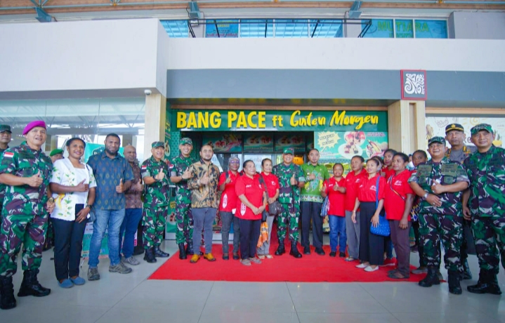  Usai Resmikan Gerai Bang Pace Dan Produk UMKM Mama Papua Mampu, Pangdam XVII/Cenderawasih Beri Penghargaan Atas Jasa Pemulangan Warga Kiwirok