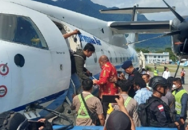  Gubernur Lukas Enembe Ditahan KPK, Berangkat Pakai Pesawat Carteran Trigana
